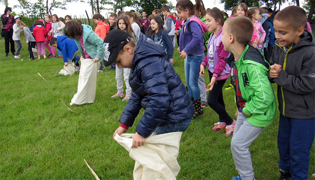 Deca sa asfalta na salašu