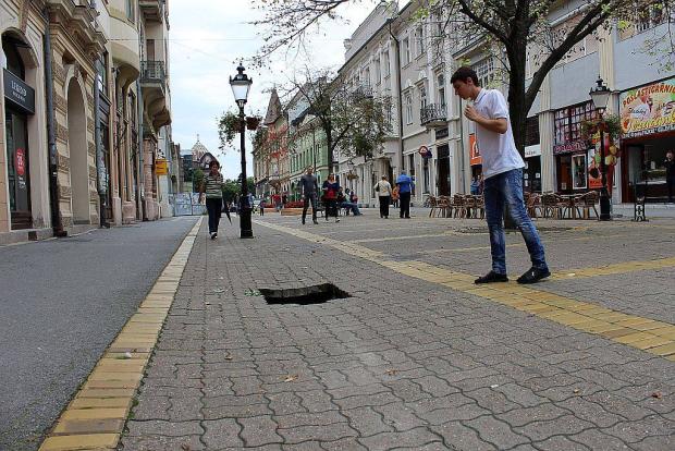 Pešak propao kroz rupu na korzou