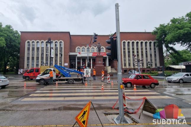 Podignuti semafori na pešačkom prelazu koji povezuje Korzo i plato kod Sokolskog doma