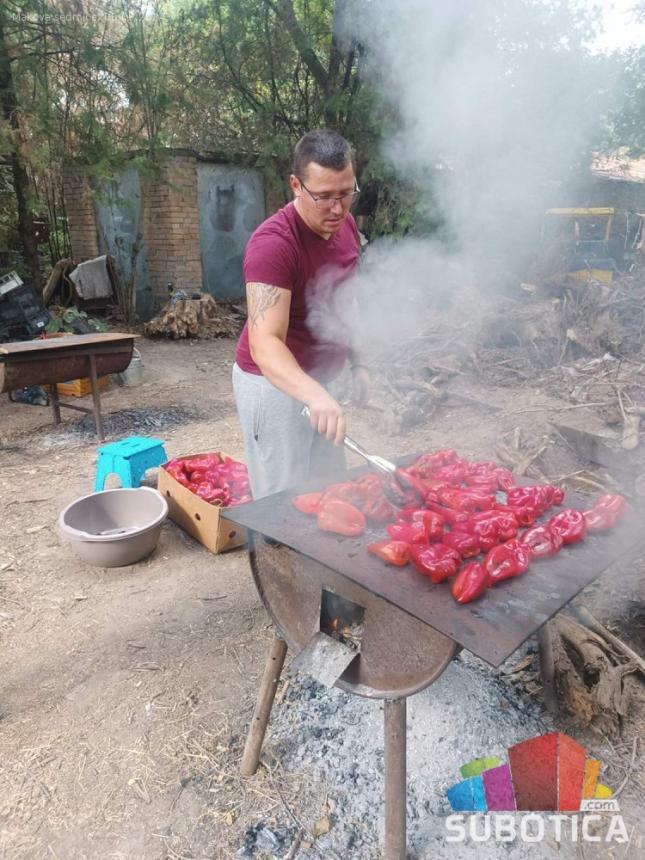 Zimnica po bakinom receptu plane začas, Stojiljkovići dnevno ispeku po 40 kg paprika