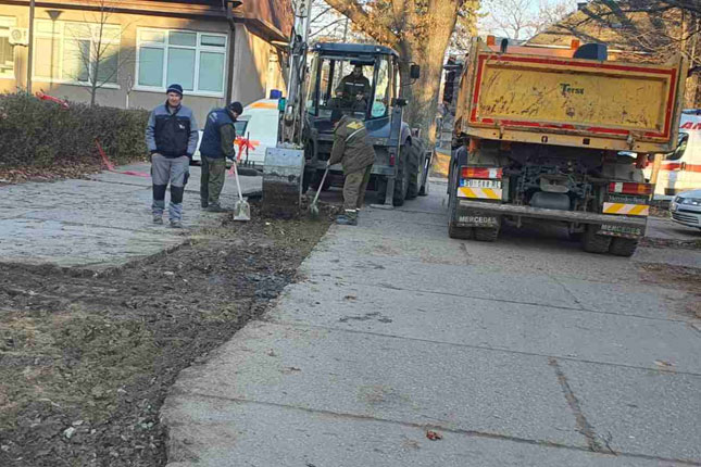 Izvršeno saniranje asfalta i trotoara u krugu Opšte bolnice