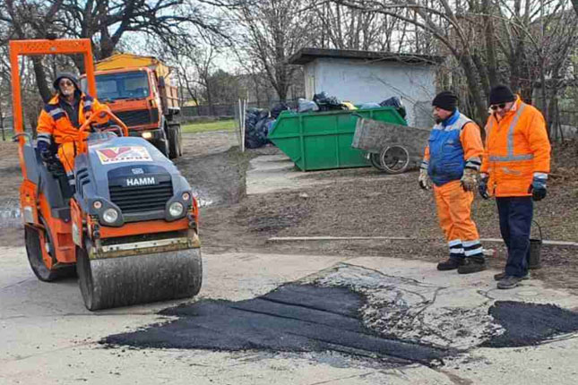 Izvršeno saniranje asfalta i trotoara u krugu Opšte bolnice