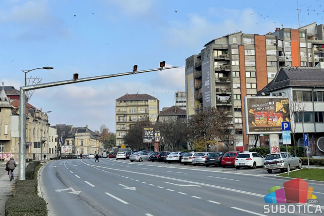 Kamere u Subotici ne sankcionišu brzinu kretanja vozila, samo crveno svetlo