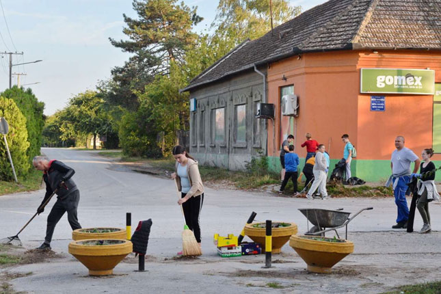 Meštani Donjeg Tavankuta se ujedinili i uredili centar sela