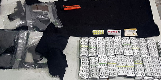 Zaplenjeno četiri pištolja i blizu 2.000 psihoaktivnih tableta