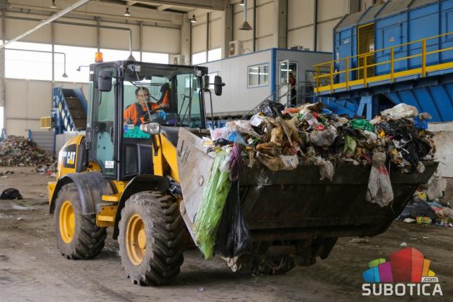 Vozila za transport otpada na Regionalnu deponiju distribuirana opštinama