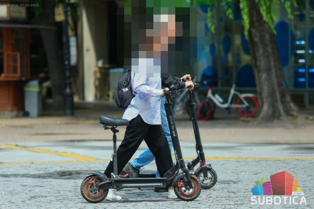 Tinejdžeri na električnim skuterima zadaju muke i vozačima i pešacima