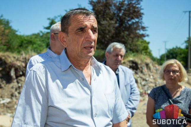 Uklanja se divlja deponija u Donjem Tavankutu