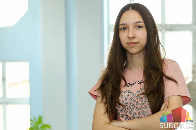 Učenica škole "Ivan Sarić" Ana Davčik niže uspehe iz programiranja, matematike, fizike i engleskog jezika
