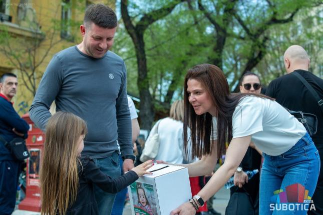 Sugrađani pevali uglas sa Nebojšom Vojvodićem - Sofija korak bliže ka ozdravljenju