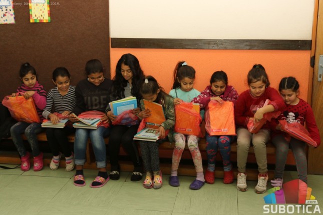 Deca iz romske zajednice dobila udžbenike