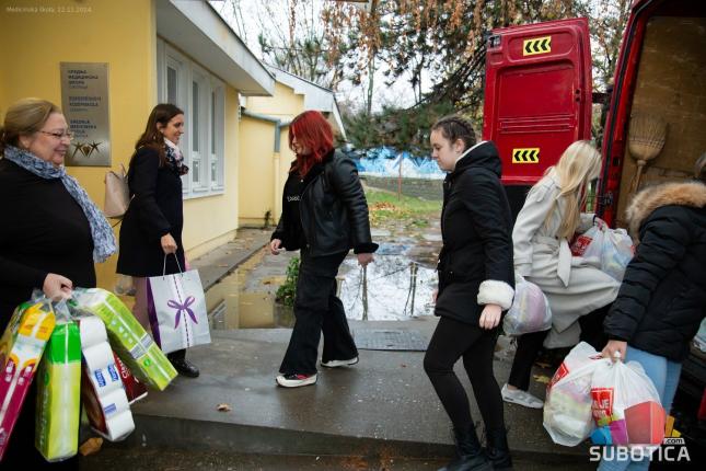 Učenici Medicinske škole prikupljali osnovne životne namirnice za socijalno ugrožene