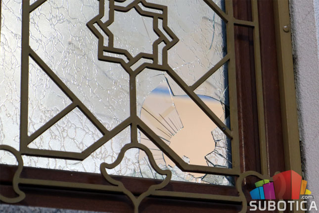 Razbijena dva prozora na Muhadžir džamiji