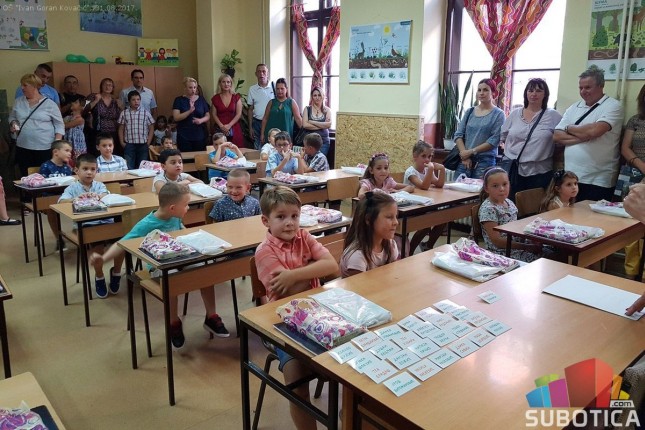 Oko 1.200 đaka prvaka od sutra u školskim klupama