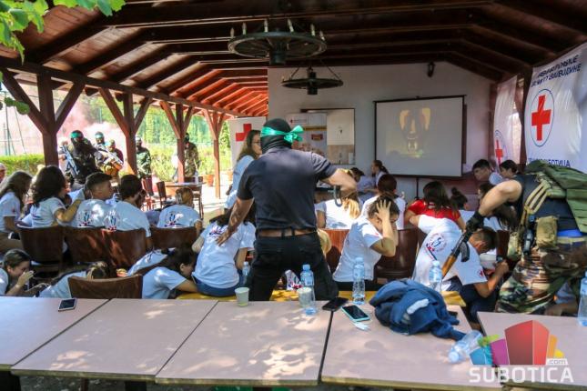 Na Međunarodnom kampu omladine Crvenog krsta, kroz simulaciju oružanog sukoba, mladi učili o delovanju ove organizacije u ratu