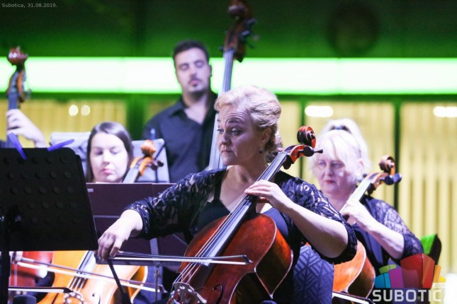 Simfonijski orkestar svira za medicinske radnike i pacijente u dvorištu Bolnice