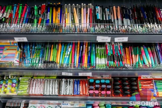 Skuplji početak školske godine -  roditelji ovih dana pazare sveske, olovke i torbe