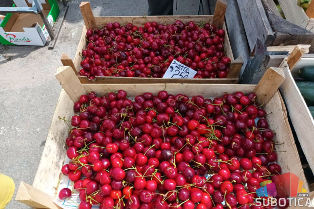 Kiša skratila sezonu omiljenog voća - na pijacama sve manje jagoda i trešanja