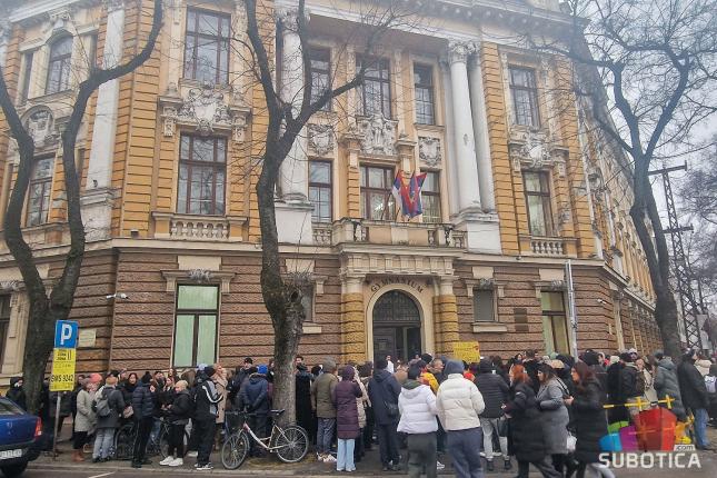 Gimnazijalci ipak u školskim klupama, održan skup podrške prosvetnim radnicima